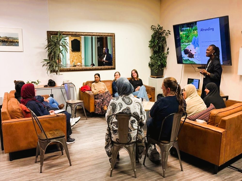 Groep deelnemers tijdens een dialoogsessie van Vrouwenzaken